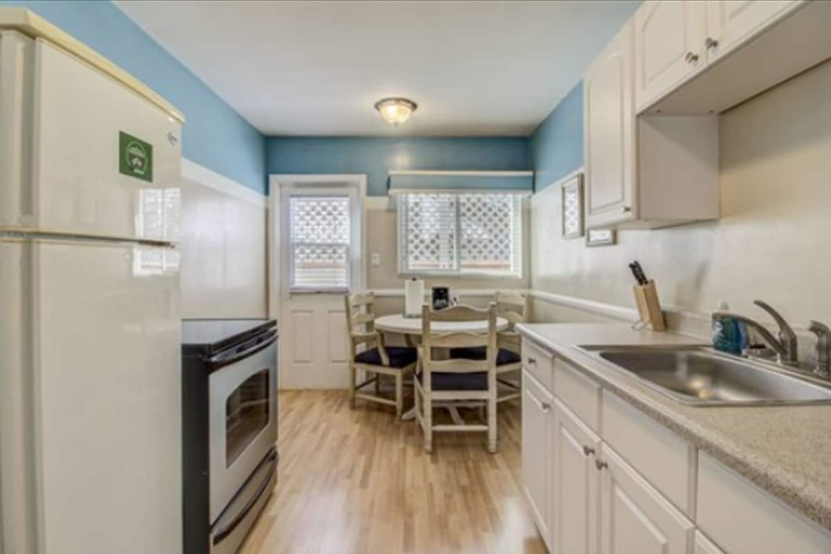 suite, 1 bedroom, kitchenette | private kitchen | fridge, microwave, coffee/tea maker, paper towels