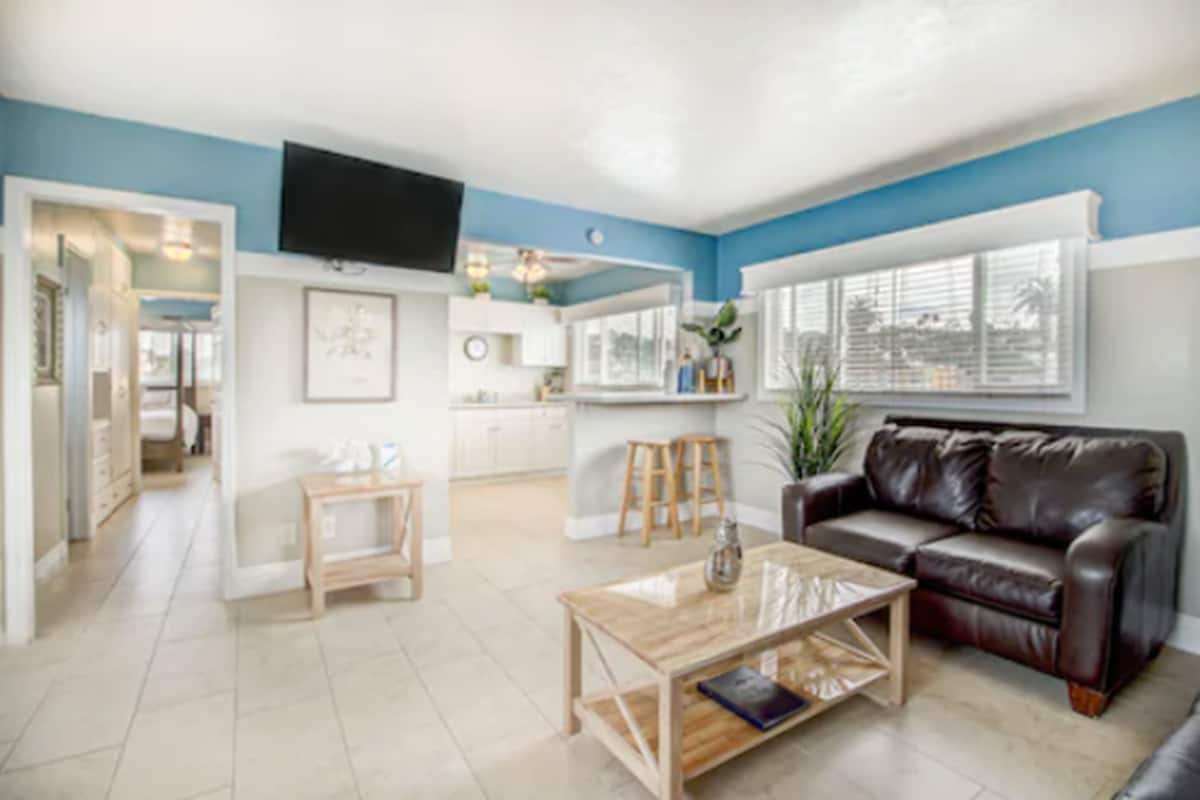 suite, 2 bedrooms, kitchen | living area | flat-screen tv