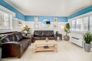 Suite, 2 soverom, kjøkken | Oppholdsområde | Flatskjerm-TV