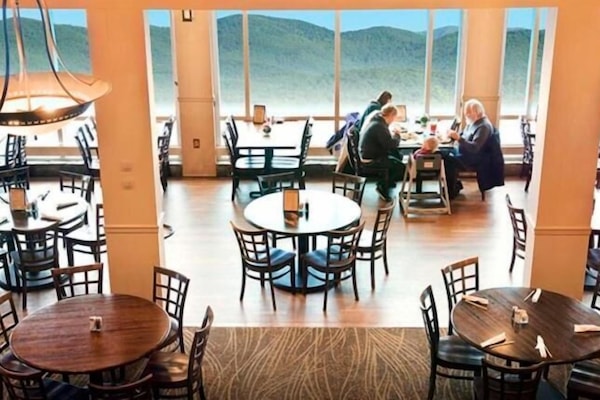 Breakfast, lunch, dinner served; American cuisine