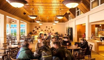 Se sirven desayunos, almuerzos y cenas; cocina americana