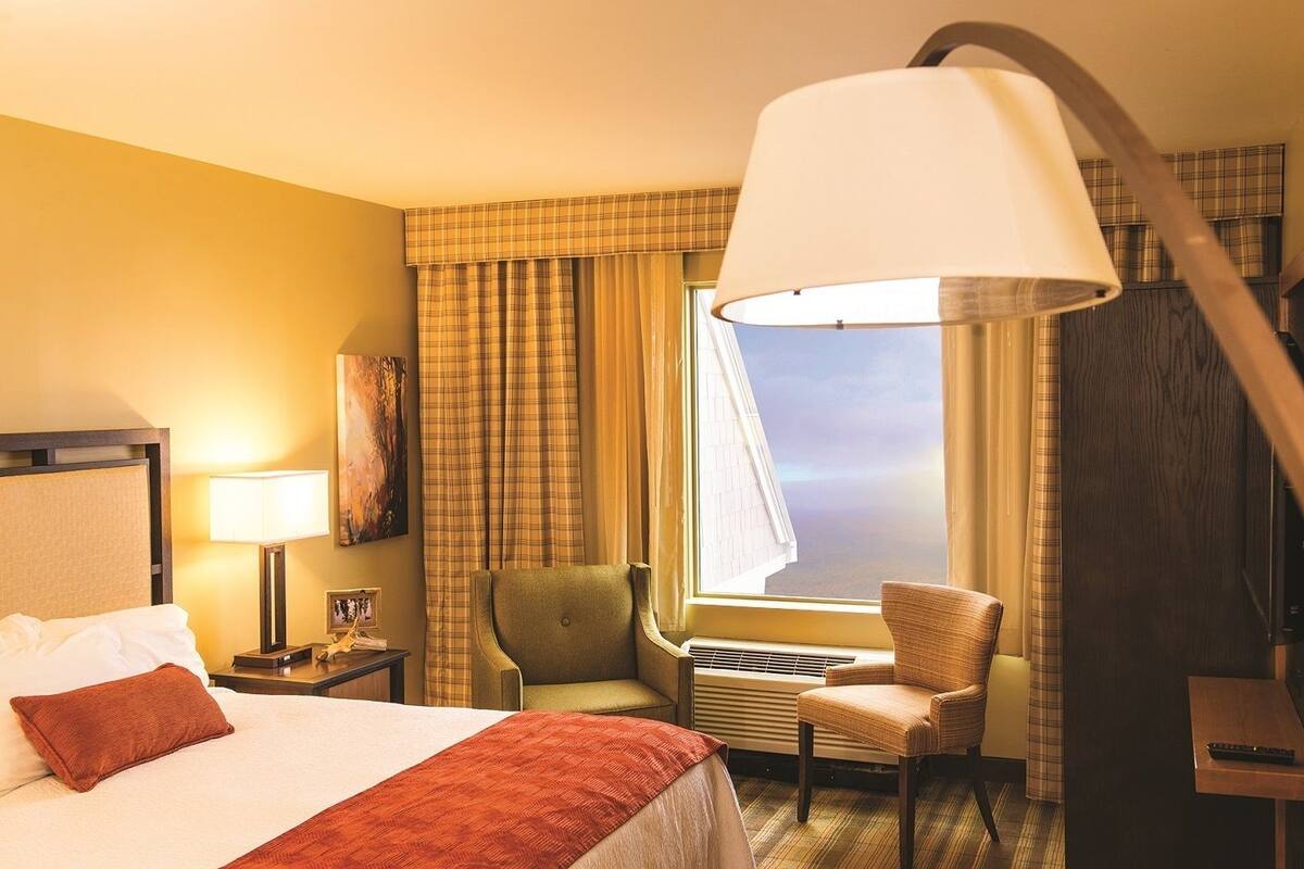 Premium bedding, in-room safe, iron/ironing board