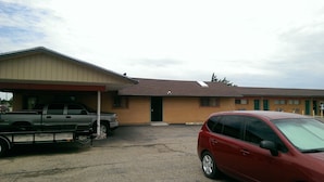 Property entrance - Deluxe Inn (Amarillo)