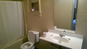 Bathroom - Deluxe Inn (Amarillo)