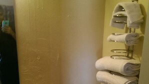Combined shower/bathtub - Deluxe Inn (Amarillo)