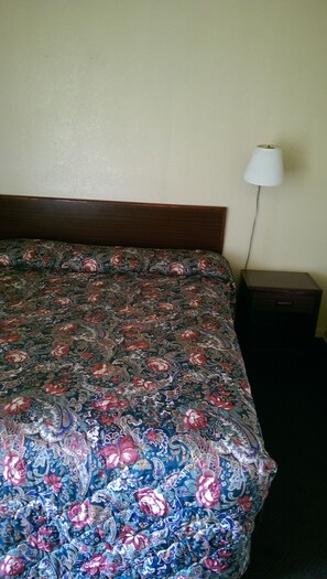 Standard Room, 1 King Bed | Free WiFi - Deluxe Inn (Amarillo)