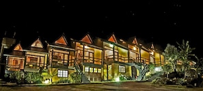 Fachada da propriedade à noite