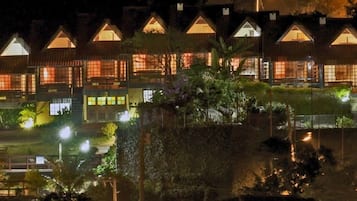 Fachada da propriedade à noite