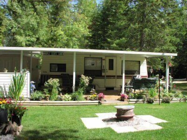 Trailer, 2 Bedrooms, Kitchenette | Rollaway beds - Jell-E-Bean Campground and Trailers (Wasaga Beach)