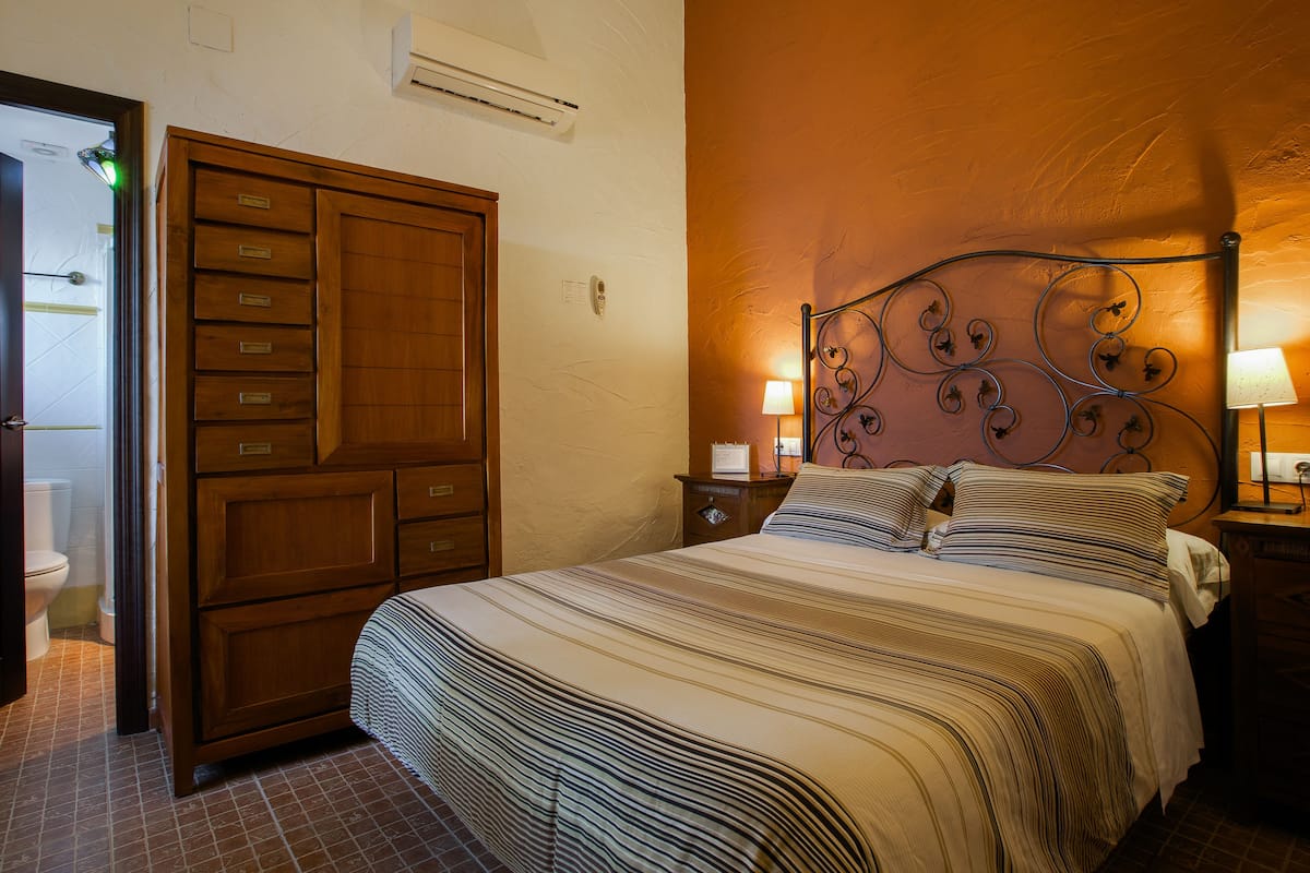 Habitación con 1 cama matrimonial o 2 individuales | Edredón, decoración personalizada y muebles diferentes