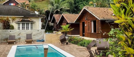 Piscine extérieure, parasols de plage, chaises longues
