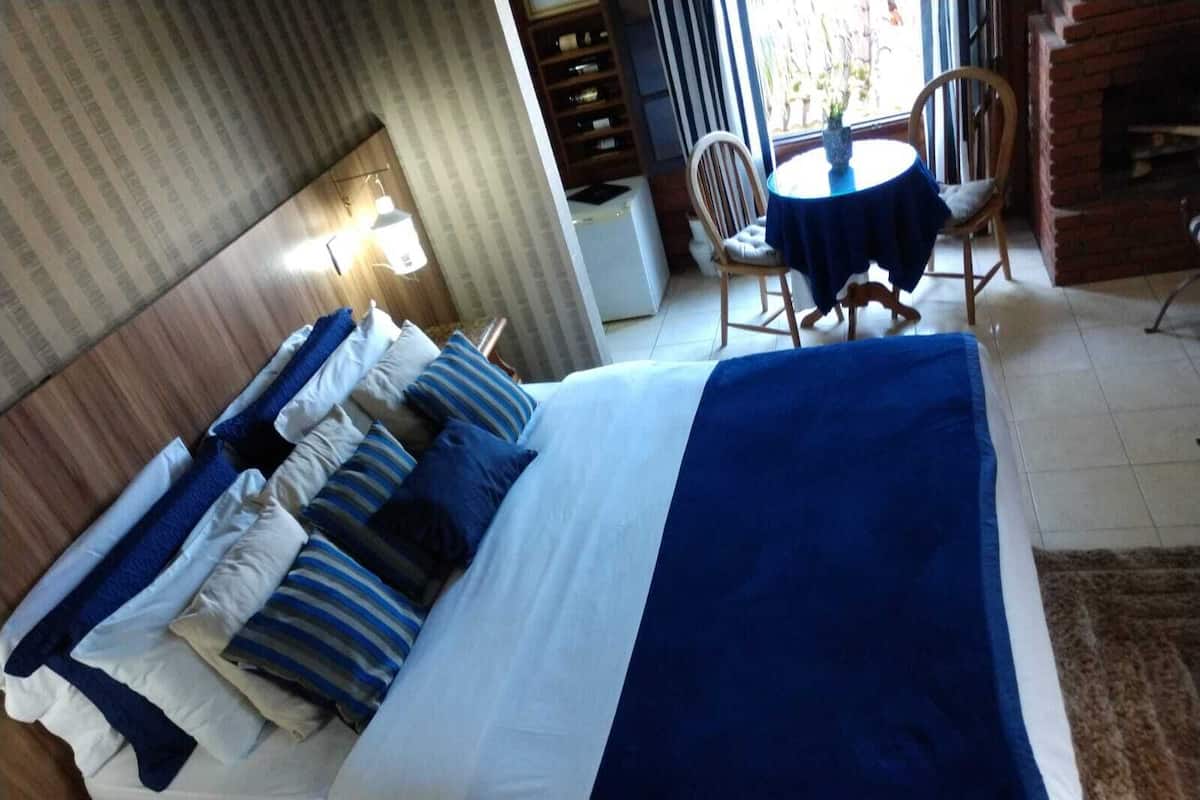 Chalet (Master) | Minibar, blackout drapes, free WiFi, bed sheets