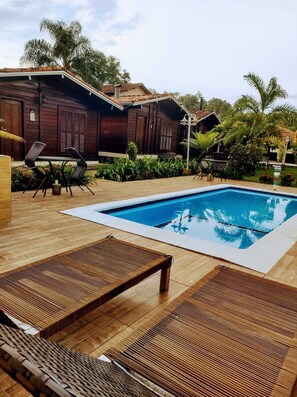 Utendørsbasseng, bassengparasoller og solsenger