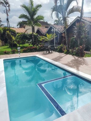 Outdoor pool, open 7:00 AM to 7:00 PM, pool umbrellas, sun loungers - Pousada Mon Desir (Itatiaia)