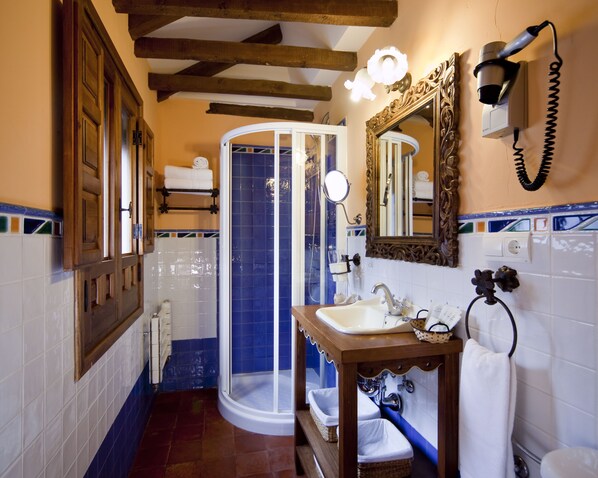A bathroom with a shower, sink, and a mirror. - La Morada de Juan de Vargas (Villanueva de los Infantes)