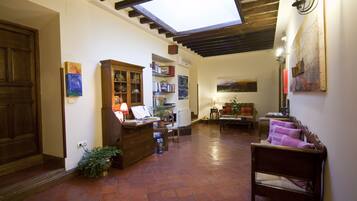 Coin salon dans le hall