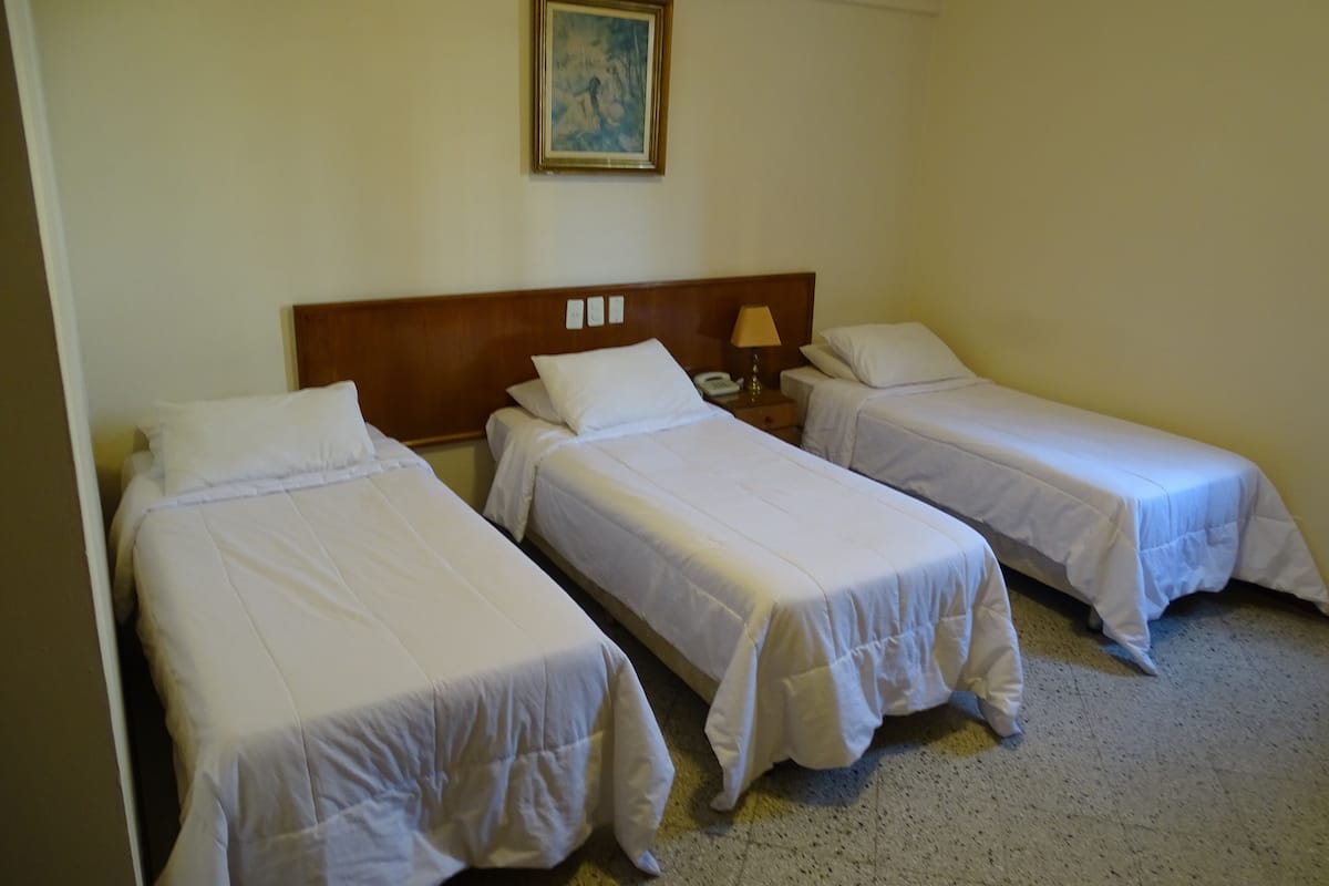 Driepersoonskamer | Een bureau, gratis wifi, beddengoed