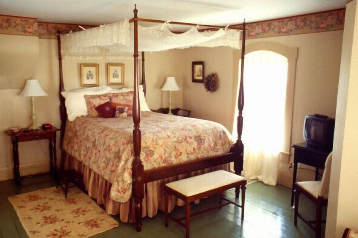 Rose Room | Premium bedding, iron/ironing board, WiFi (free), bed sheets