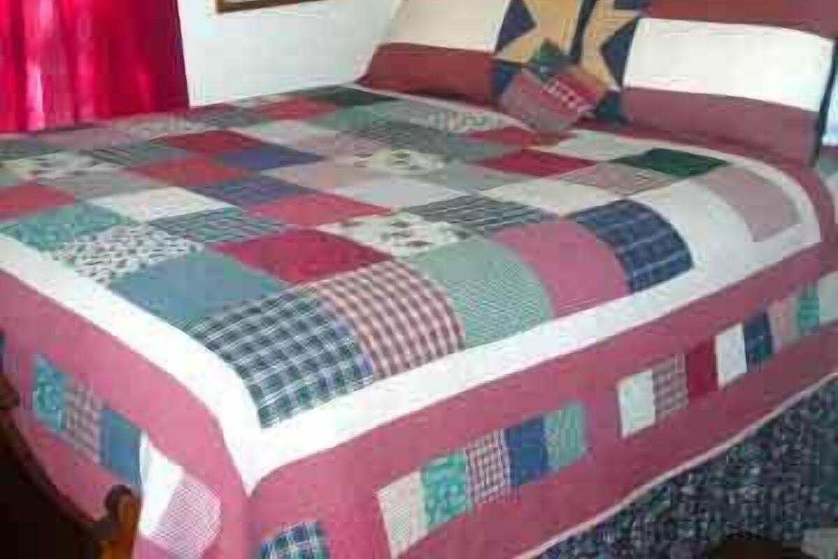 Berry Room | Premium bedding, iron/ironing board, WiFi (free), bed sheets