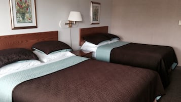 Standard Room (1 Queen and 1 Double Bed) | Desk, soundproofing, free WiFi, bed sheets
