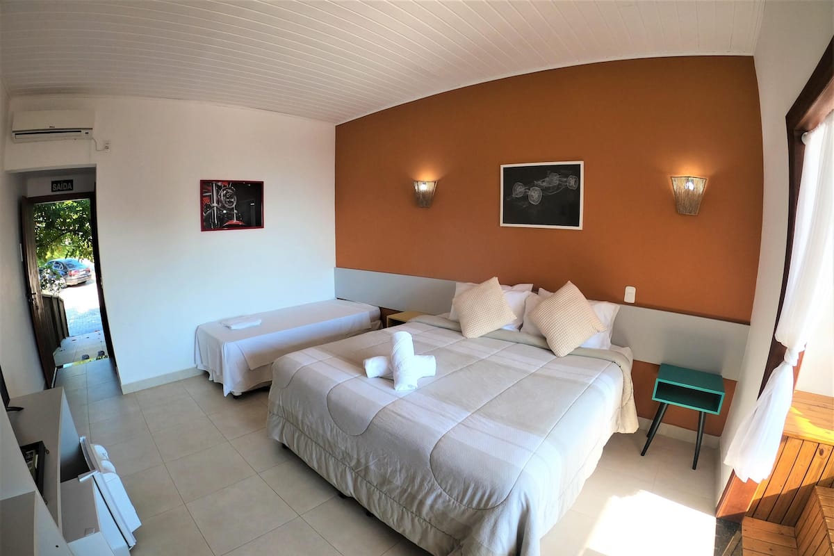 1 habitación, minibar y espacio para trabajar con laptop