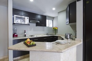 Refrigerador, microondas, utensilios de cocina