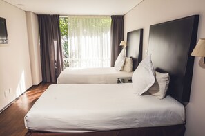 Suite, 2 lits une place | Coffres-forts dans les chambres, décoration personnalisée