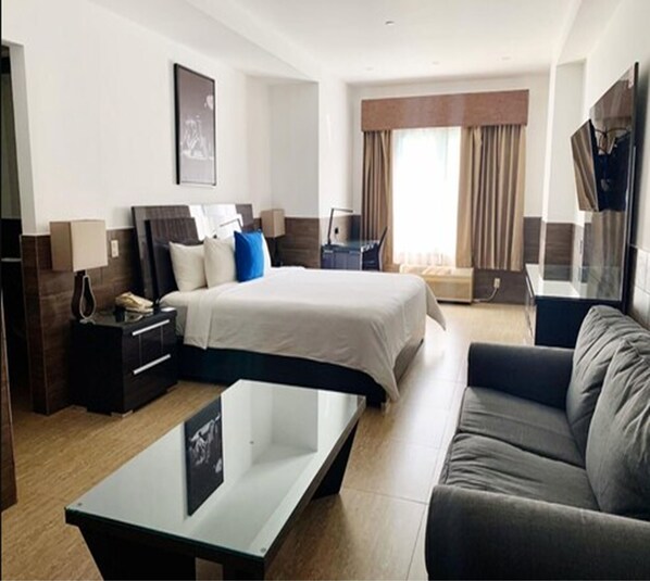 Junior Studio Suite | Premium bedding, in-room safe, desk, iron/ironing board - Beverly Hills: Hotel & Business (Antiguo Cuscatlán)