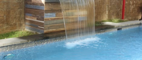 室外游泳池,提供日光浴躺椅