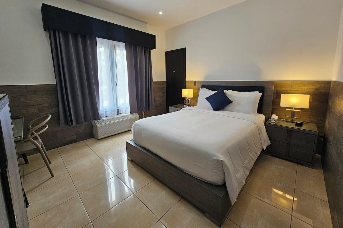 Standard Queen Room | Peralatan tempat tidur premium, peti besi dalam bilik, meja 