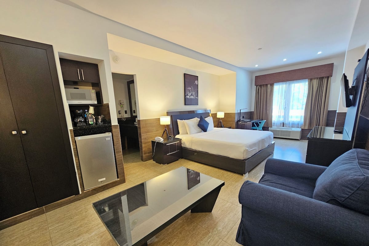 Junior Studio Suite | Premium bedding, in-room safe, desk, iron/ironing board