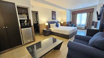 Junior Studio Suite | Premium bedding, in-room safe, desk, iron/ironing board