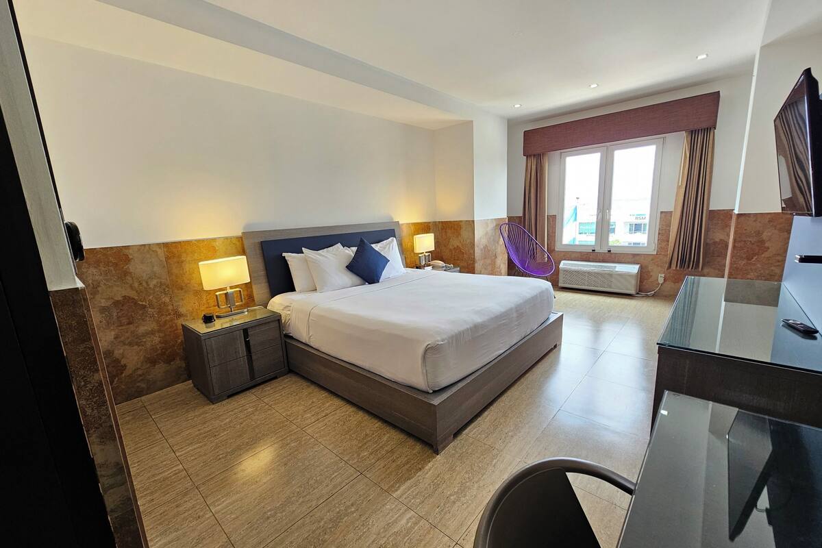 Deluxe Single Room | Peralatan tempat tidur premium, peti besi dalam bilik, meja 