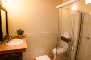 Deluxe-huone | Kylpyhuone | Suihku, ilmaiset hygieniatuotteet, pyyhkeet