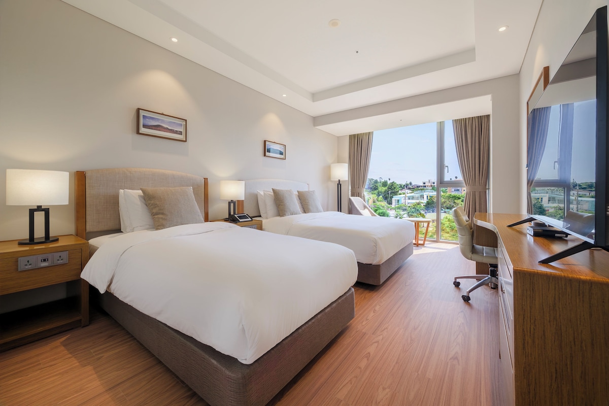 Premier Twin (Complimentary Weekend Running & Yoga / First-Come, First-Served) | Edredons de pluma, cofres nos quartos, escrivaninha, cortinas blackout