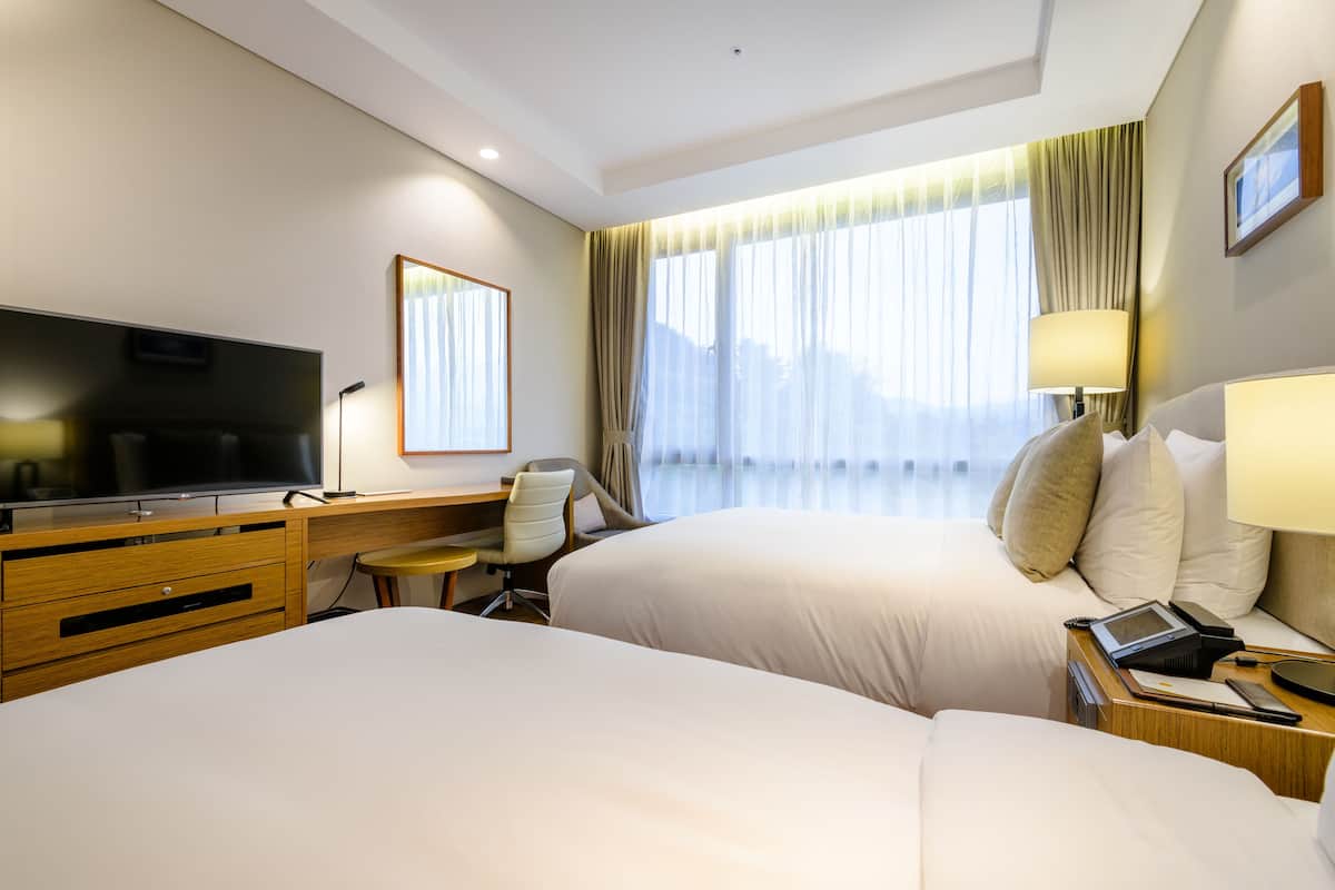 Down duvets, in-room safe, desk, blackout curtains