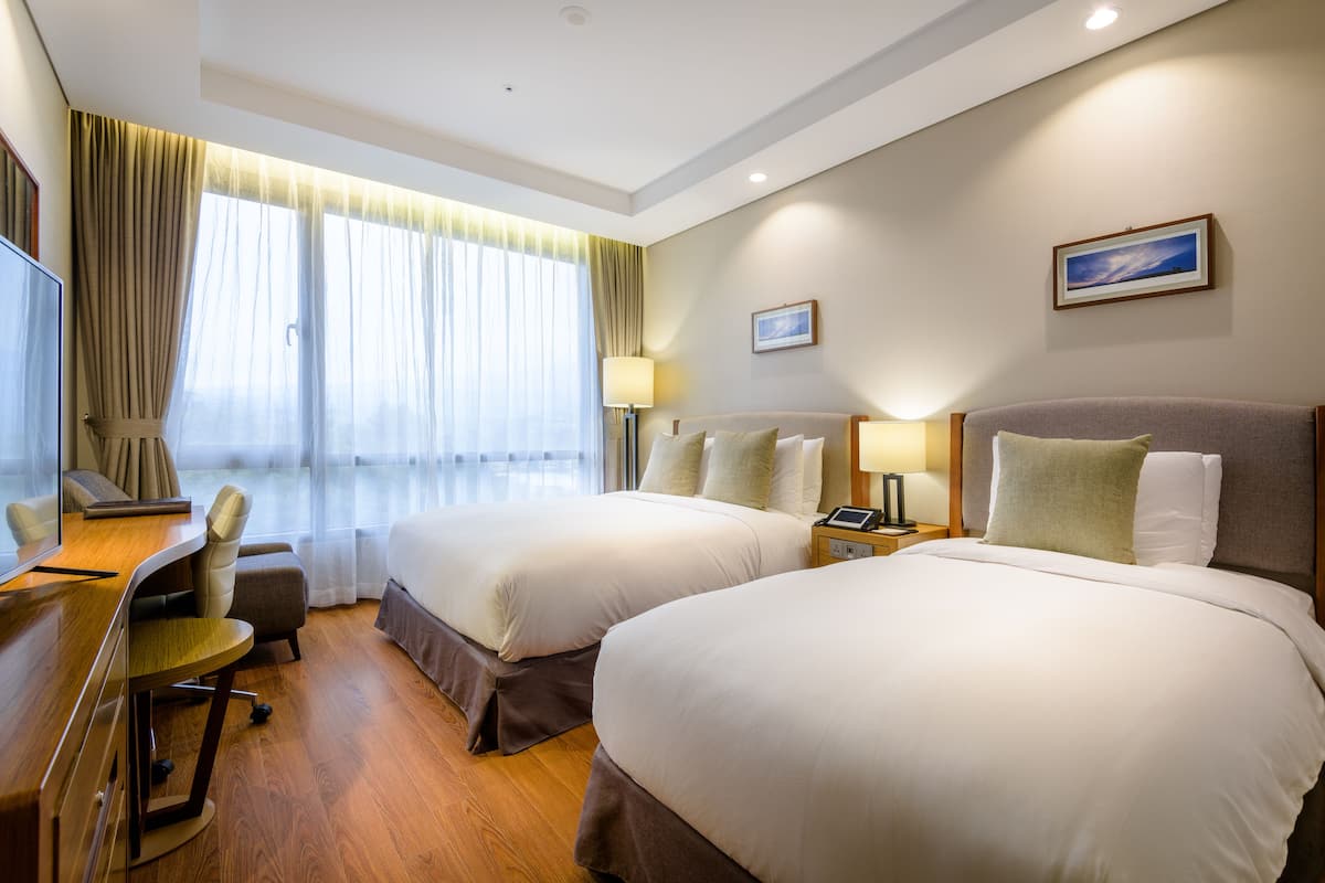 Down duvets, in-room safe, desk, blackout curtains