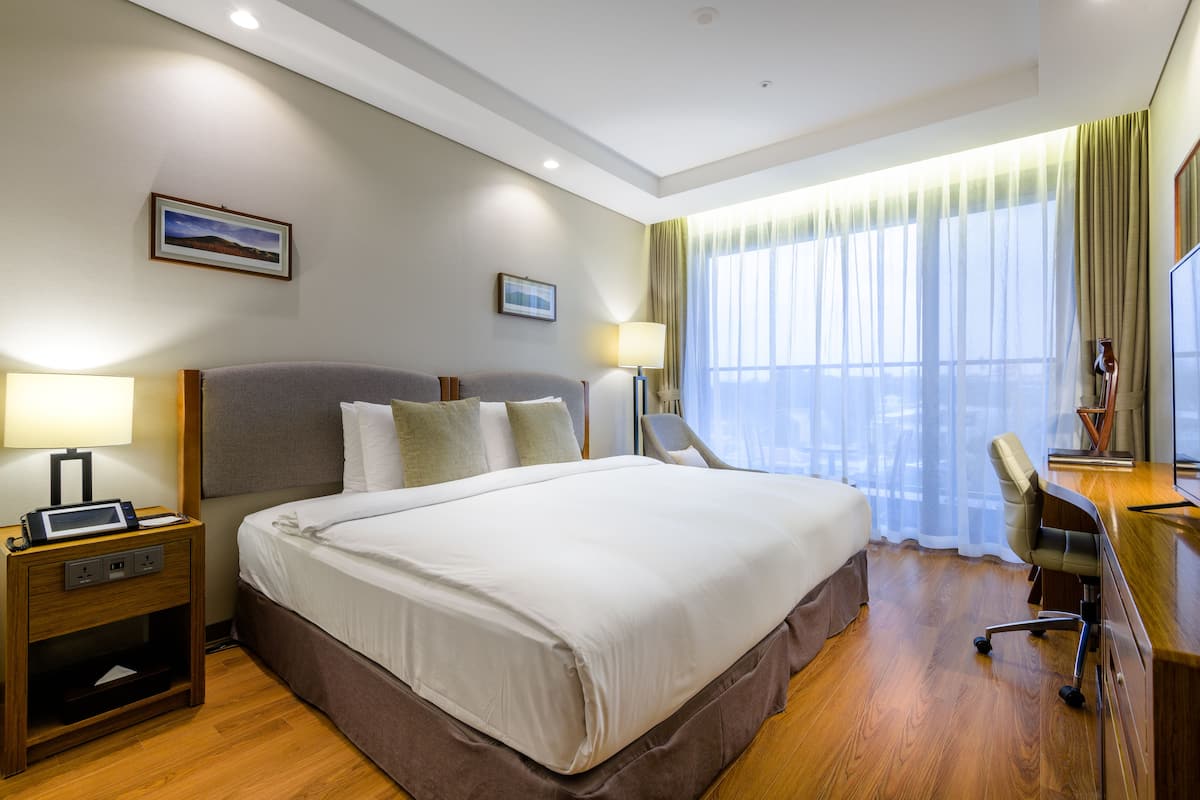 Down duvets, in-room safe, desk, blackout curtains