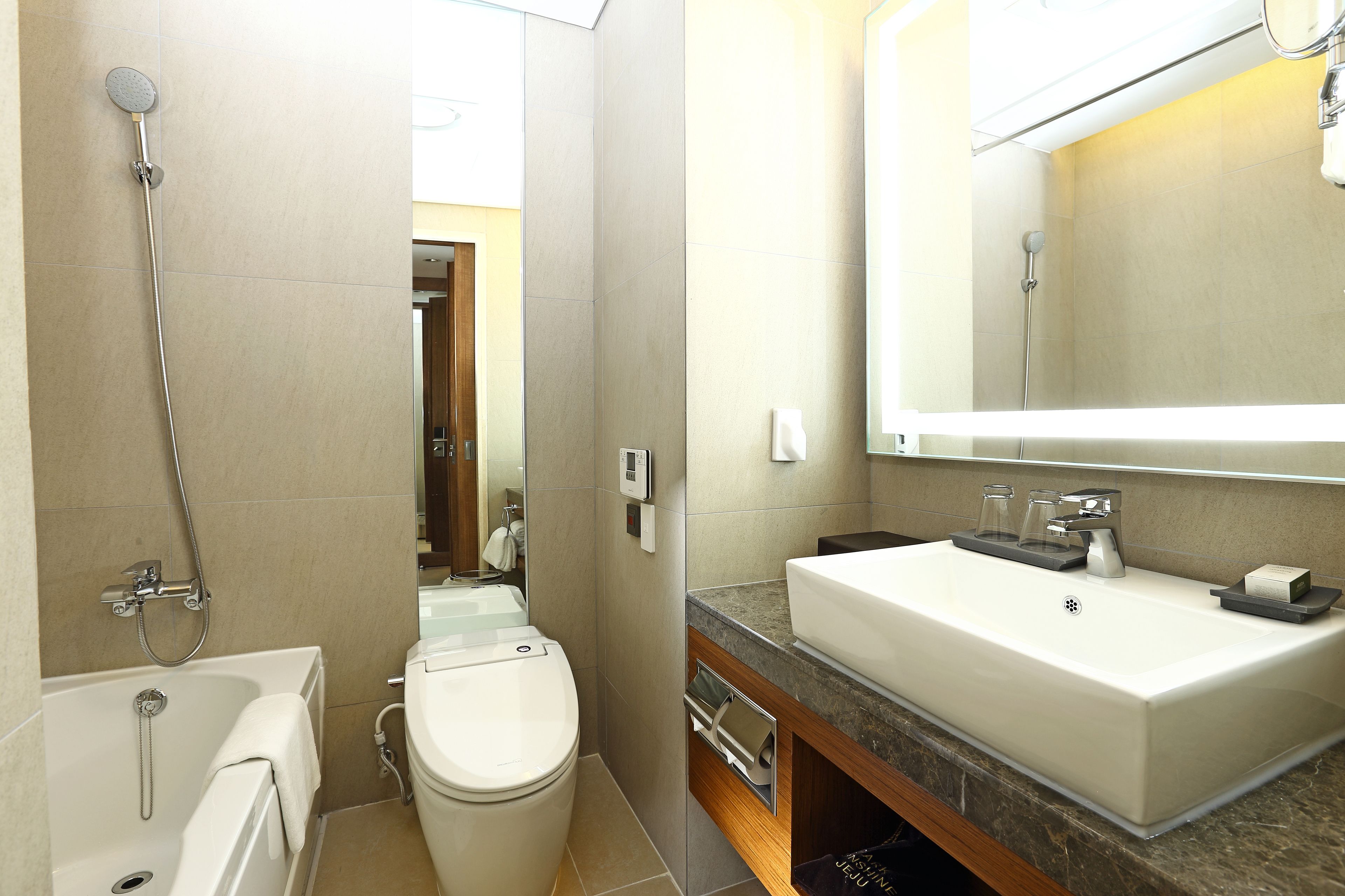 Un bagno moderno con vasca, water e lavandino.