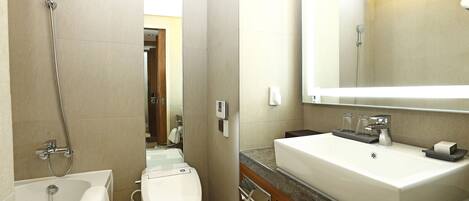 Un bagno moderno con vasca, water e lavandino.