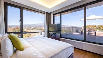 Suite familiar, 2 habitaciones, Terraza (Sunshine Suite Family) | Edredón, caja de seguridad en la habitación y escritorio