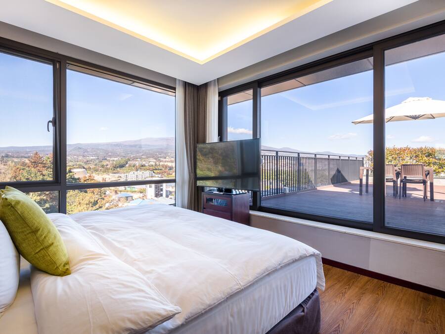 Sunshine Suite Family, 2Bedroom, Private Terrace (Free Sat Running & Sun Yoga Classes) | Dundyner, safe på rommet, skrivebord og blendingsgardiner