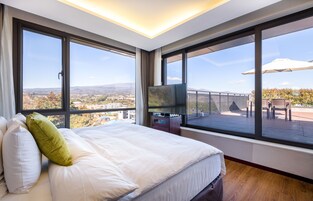 Suite familiare, 2 camere da letto, terrazzo (Sunshine Suite Family) | Copriletto in piuma, una cassaforte in camera, una scrivania