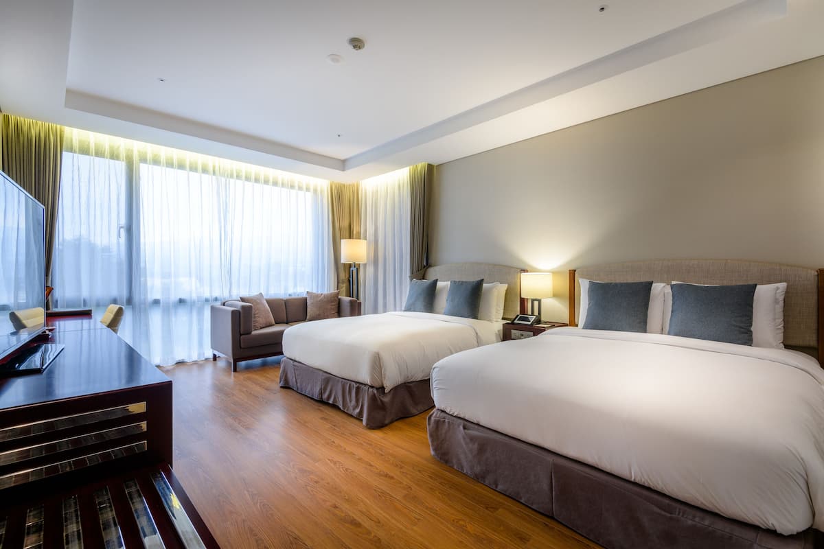 Down duvets, in-room safe, desk, blackout curtains
