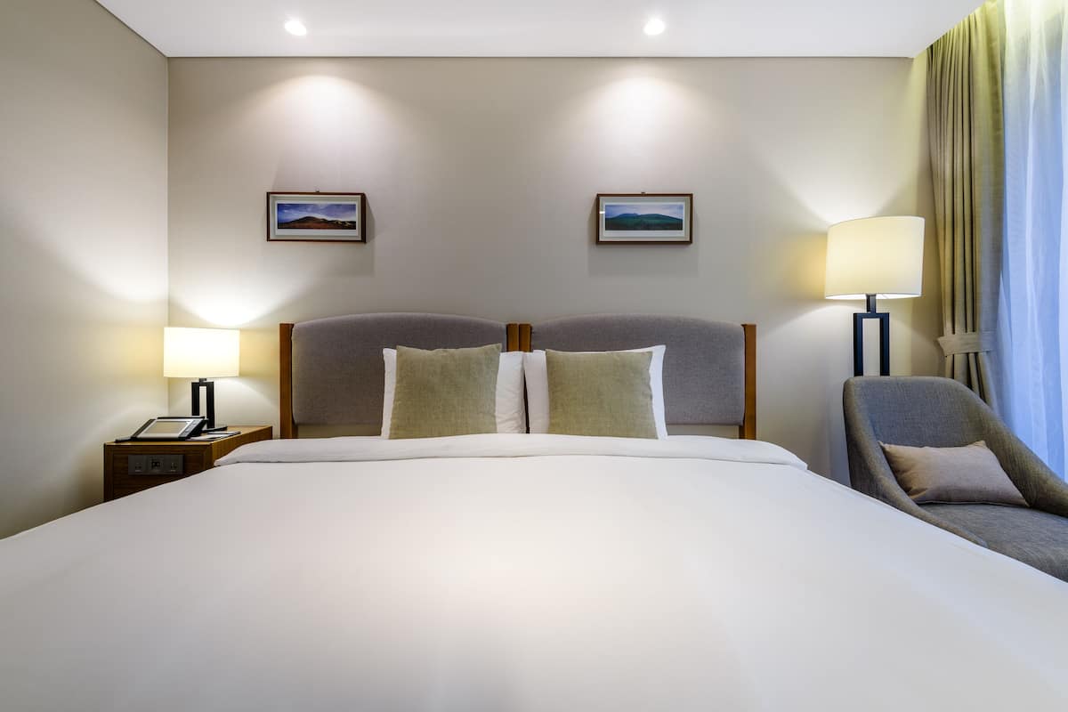 Down duvets, in-room safe, desk, blackout curtains