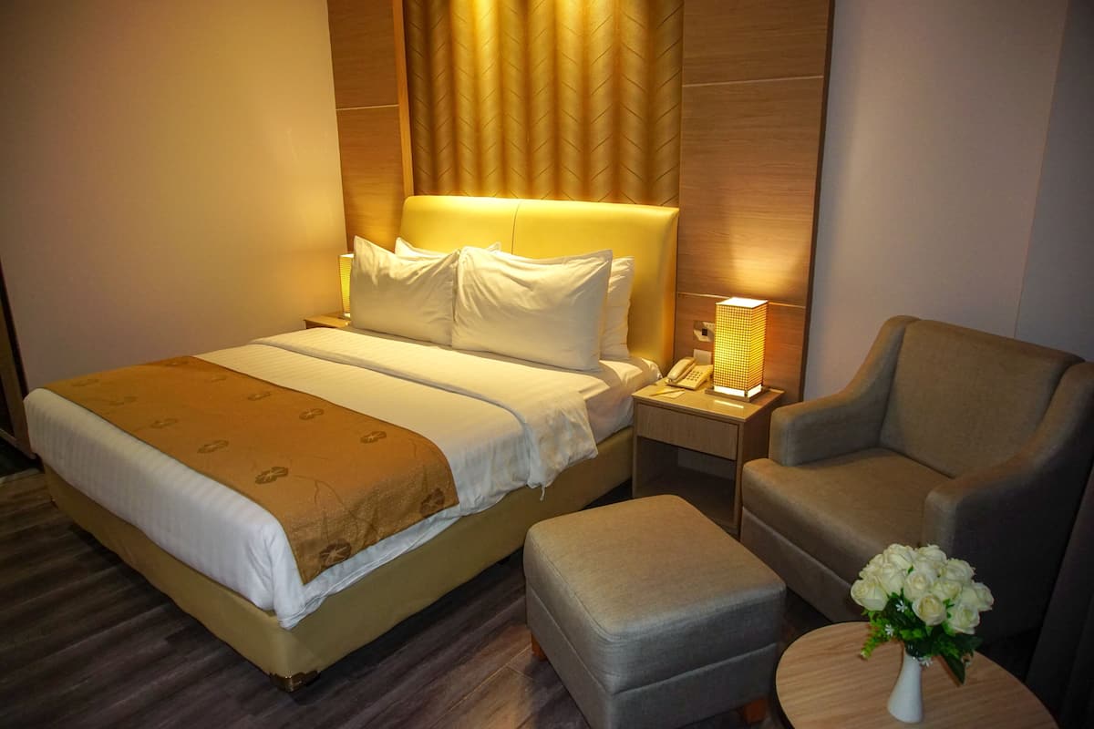 Deluxe kamer, 1 kingsize bed | Luxe beddengoed, een kluis op de kamer, een bureau, een laptopwerkplek