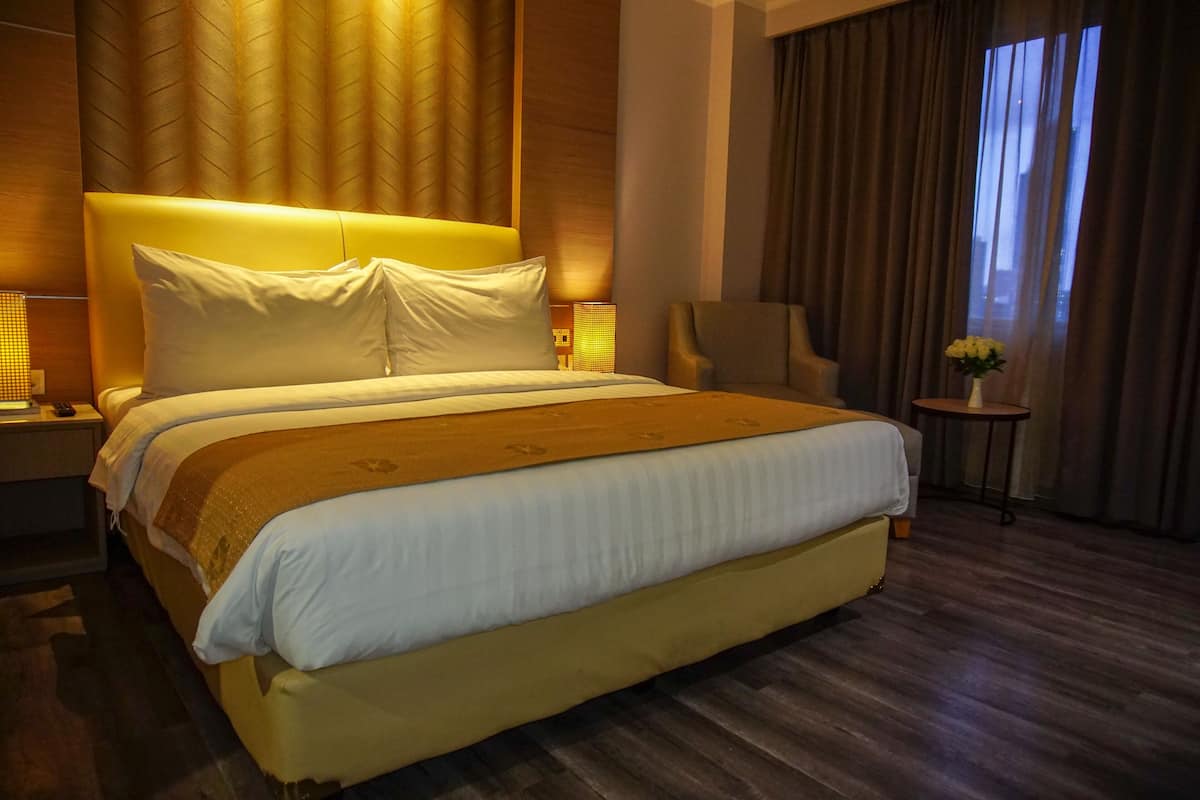 Superior kamer, 1 kingsize bed (With Breakfast) | Luxe beddengoed, een kluis op de kamer, een bureau, een laptopwerkplek