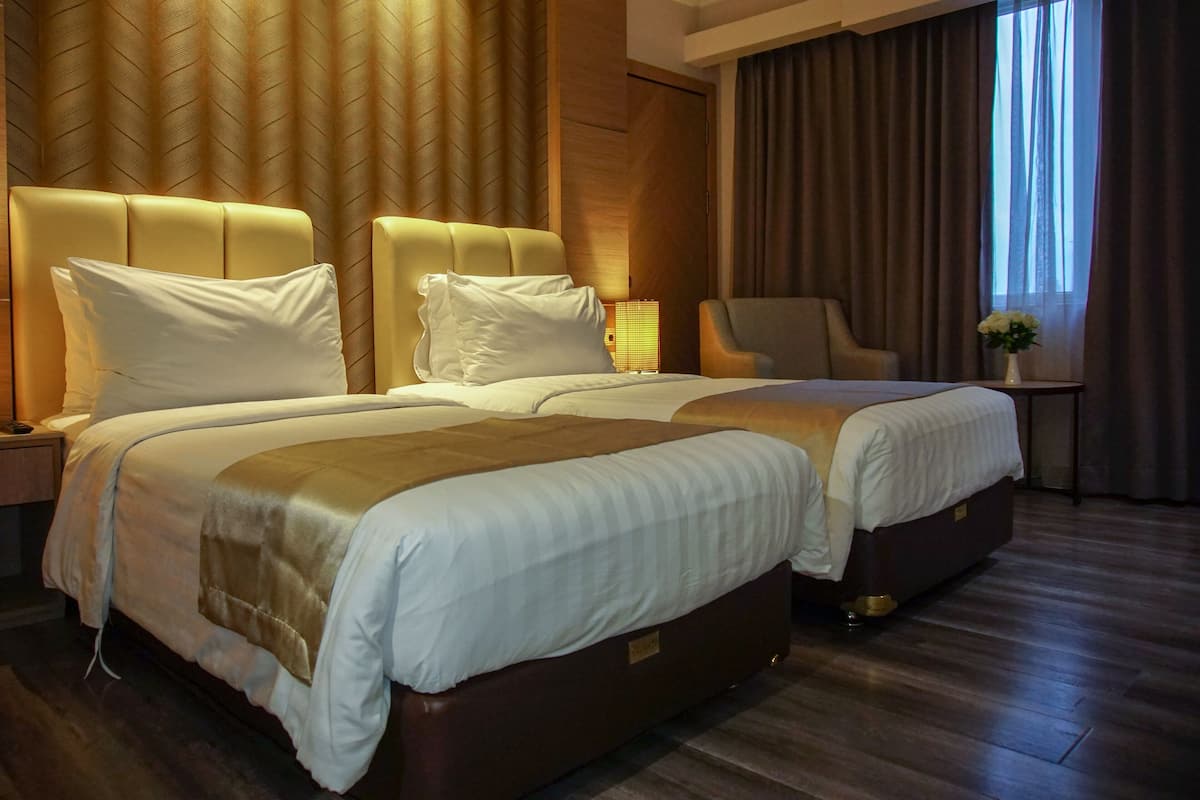 Superior Twin kamer (With Breakfast) | Luxe beddengoed, een kluis op de kamer, een bureau, een laptopwerkplek