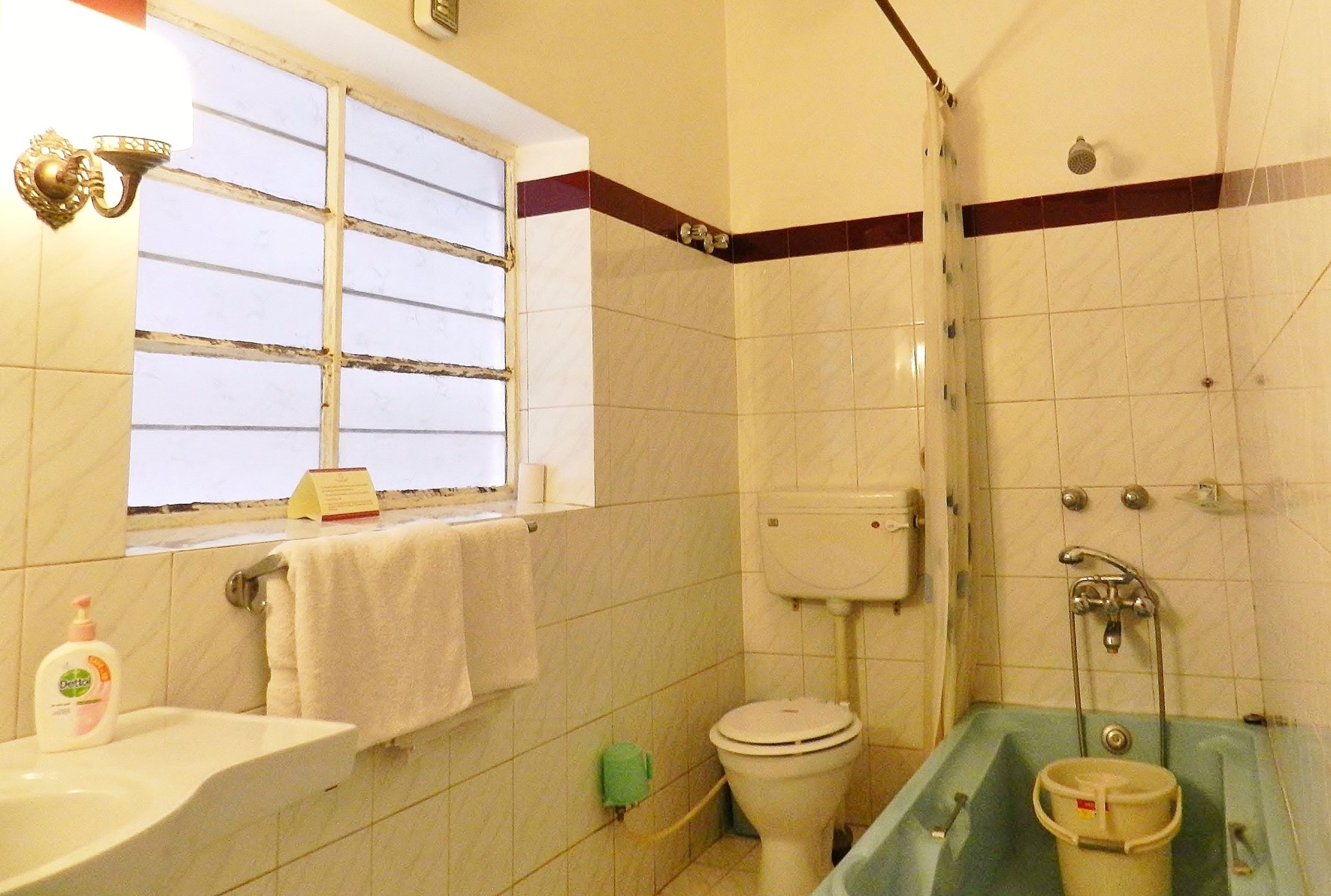 Ein Badezimmer mit Waschbecken, Toilette, Badewanne und einem Fenster.