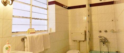 Ein Badezimmer mit Waschbecken, Toilette, Badewanne und einem Fenster.
